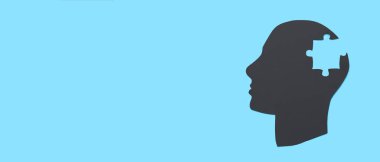 Açık mavi arka planda kayıp yapboz parçası olan insan kafası ve metin için boşluk. Nöroloji kavramı