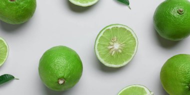 Açık arkaplanda birçok bergamot meyvesi, üst görünüm