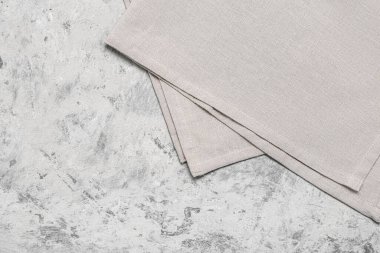 Grunge arka planında katlanmış peçete, yakın plan