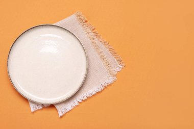 Renkli peçeteli boş tabak
