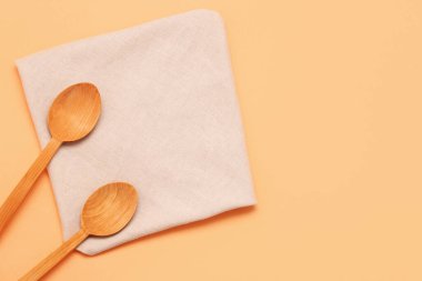 Ahşap kaşıklar ve katlanmış peçete.