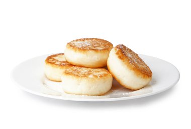 Beyaz arka planda izole edilmiş lezzetli süzme peynirli krep tabağı.