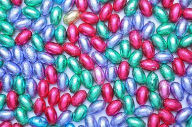 Arka planda çikolatalı Paskalya yumurtaları, yakın plan.