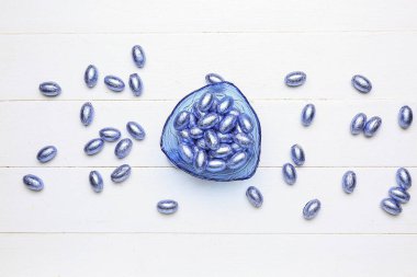 Hafif ahşap arka planda bir kase çikolatalı Paskalya yumurtası.