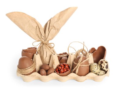 Tavşan hediye paketi ve beyaz arka planda izole paskalya yumurtaları olan tutucu.