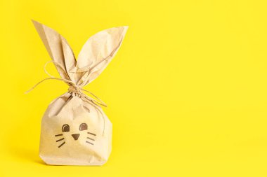 Sarı arka planda Paskalya tavşanı hediye paketi
