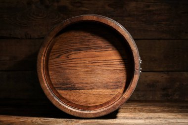 Ahşap arka planda meşe fıçısı