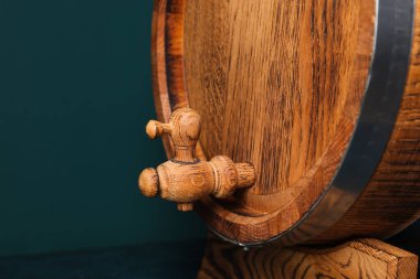 Ahşap varil yeşil duvarın yanındaki masada, yakın plan.