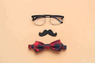 Gözlüklü kompozisyon, kağıt bıyık ve renk arkaplanda papyon