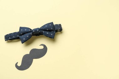 Renkli arka planda erkek papyonu ve kağıt bıyık