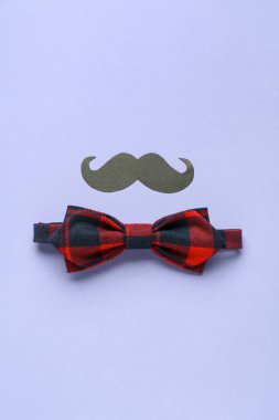 Kağıt bıyık ve renkli erkek papyonu.