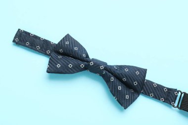 Renkli arka planda erkek papyonu, yakın plan