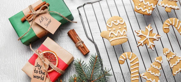 Griglia Raffreddamento Con Biscotti Pan Zenzero Natale Regali Sfondo Chiaro — Foto Stock