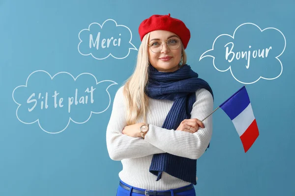 ライトブルーの背景にフランスの旗を持つ美しい女性 国際フランス語の日 — ストック写真