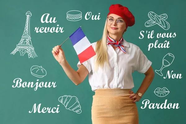 緑の背景にフランスの旗を持つ美しい女性 国際フランス語の日 — ストック写真