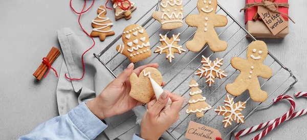 Woman Decorating Christmas Gingerbread Cookies Light Background Top View — Stock Photo, Image