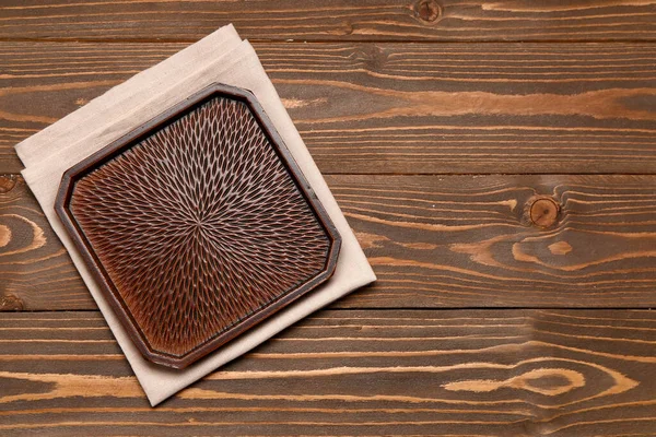 木製の背景にスタイリッシュなプレートとナプキン — ストック写真