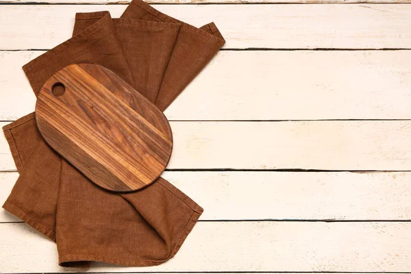 薄木の背景にまな板ときれいなナプキン — ストック写真