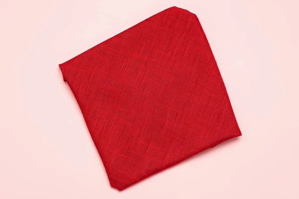 Красная Сложенная Салфетка Розовом Фоне — стоковое фото