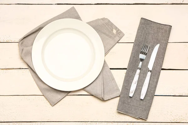 轻型木制背景的盘子 餐具和餐巾 — 图库照片