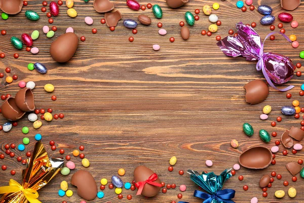Moldura Feita Ovos Páscoa Chocolate Doces Fundo Madeira Marrom — Fotografia de Stock