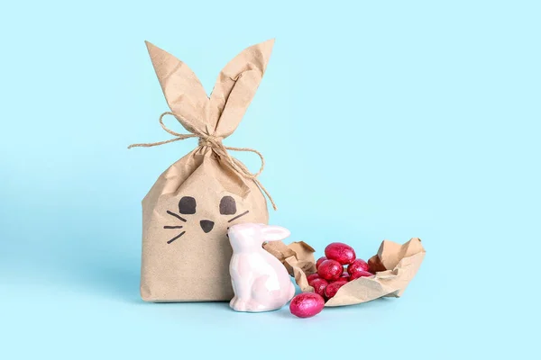 礼品袋 复活节兔子和蓝色背景的糖果 — 图库照片