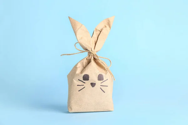 Easter Bunny Gift Bag Blue Background — Stock Photo, Image