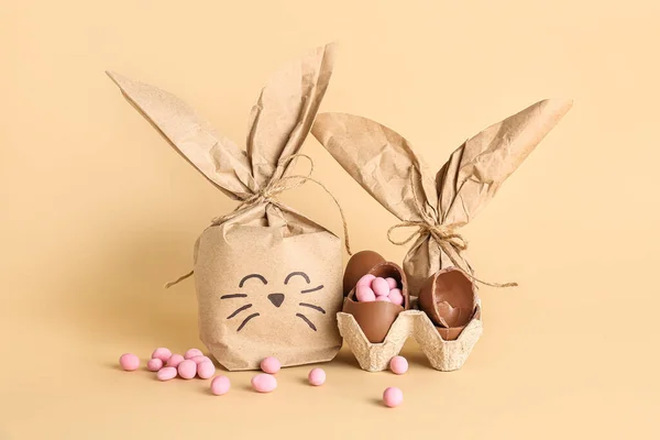 Wielkanocny Worek Prezentów Uchwyt Czekoladowymi Jajkami Cukierkami Beżowym Tle — Zdjęcie stockowe