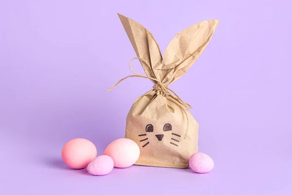 Tavşan Hediye Paketi Eflatun Arkaplanda Paskalya Yumurtası — Stok fotoğraf