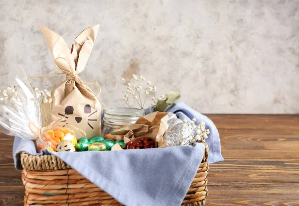 Paskalya Tavşanı Hediye Paketi Ahşap Masada Grunge Duvarına Yapıştırılmış Şekerler — Stok fotoğraf