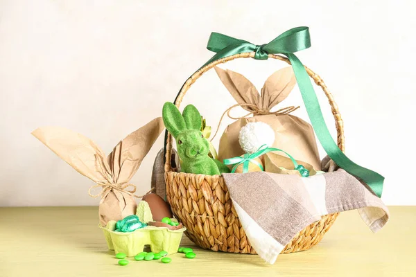 Tavşanlı Sepet Paskalya Yumurtası Şeker Hediye Paketi Yeşil Masada Bej — Stok fotoğraf