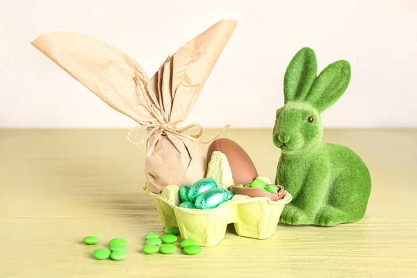 Bunny Držák Velikonočním Dárkovým Sáčkem Čokoládovým Vejcem Bonbóny Zeleném Stole — Stock fotografie