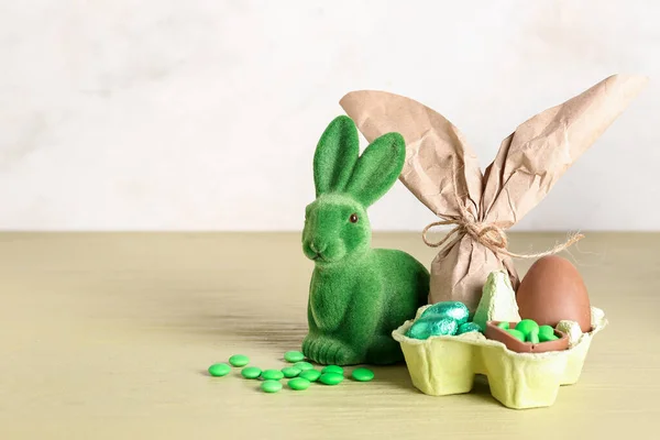 Bunny Držák Velikonočním Dárkovým Sáčkem Čokoládovým Vejcem Bonbóny Zeleném Stole — Stock fotografie
