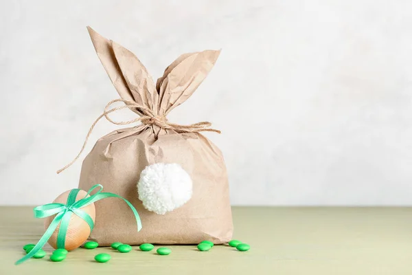 Bunny Geschenktas Paaseieren Snoepjes Groene Tafel Tegen Beige Wand — Stockfoto