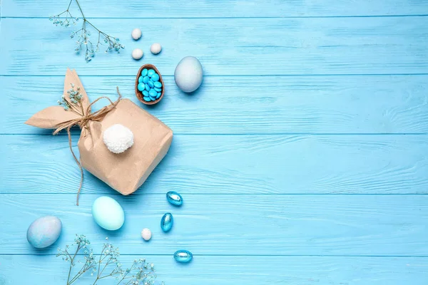 配上兔子礼品袋 复活节彩蛋和蓝色木制背景的吉普赛花 — 图库照片