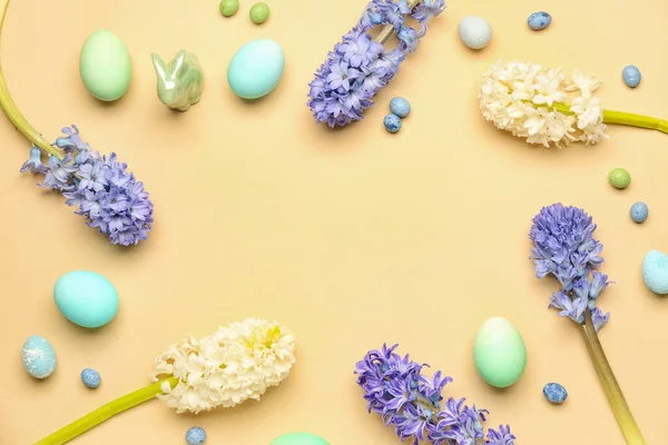 Güzel Sümbül Çiçeklerinden Yapılmış Çerçeve Bej Arka Planda Paskalya Yumurtaları — Stok fotoğraf