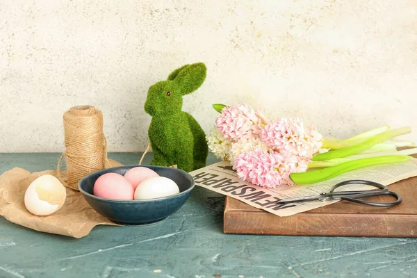 Beautiful Hyacinth Flowers Easter Eggs Bunny Table Beige Wall — Stock Photo, Image