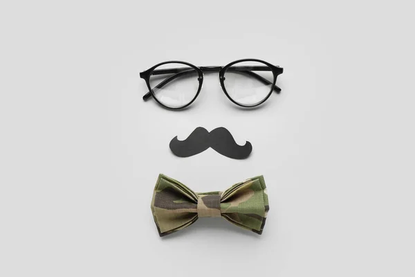 Sammansättning Med Glasögon Papper Mustasch Och Fluga Vit Bakgrund — Stockfoto