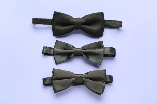 背景色に黒い弓のネクタイのセット — ストック写真