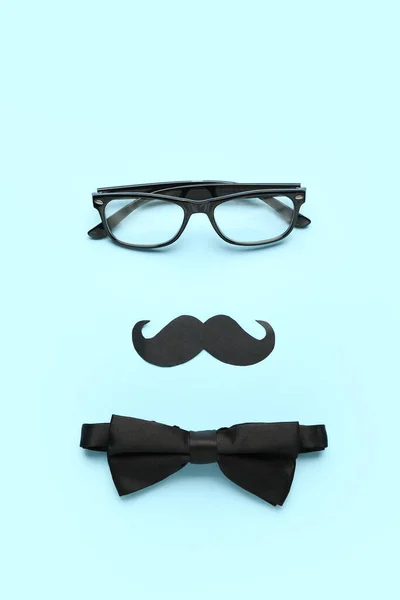 Sammansättning Med Elegant Fluga Glasögon Och Papper Mustasch Färg Bakgrund — Stockfoto