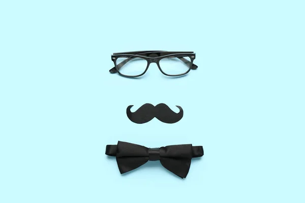 Sammansättning Med Elegant Fluga Glasögon Och Papper Mustasch Färg Bakgrund — Stockfoto