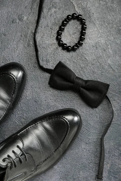 Chaussures Masculines Élégantes Bracelet Noeud Papillon Sur Fond Sombre — Photo
