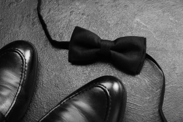 Κομψά Ανδρικά Παπούτσια Και Παπιγιόν Σκούρο Φόντο Κοντινό Πλάνο — Φωτογραφία Αρχείου