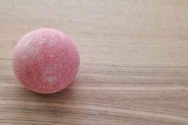 Banyo bombası açık ahşap masada.