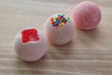 Hafif ahşap masada farklı banyo bombaları