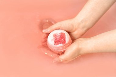 Suya bomba koyan kadın, yakın plan.