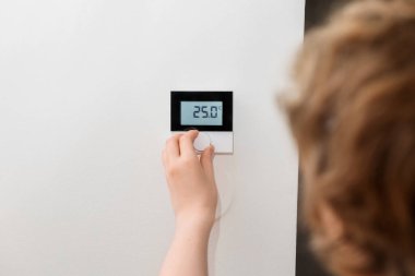 Odanın havalandırmasını ayarlayan kadın, yakın çekim.