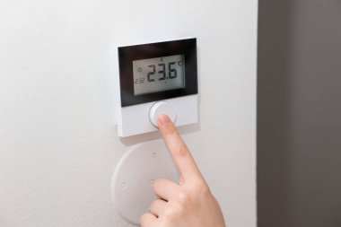 Odanın havalandırmasını ayarlayan kadın, yakın çekim.