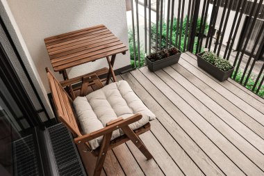 Modern balkonda ahşap sandalye ve masa