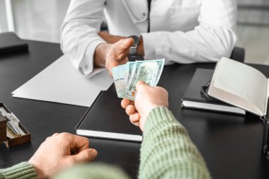 Hasta klinikteki doktora rüşvet veriyor, yakın plan.